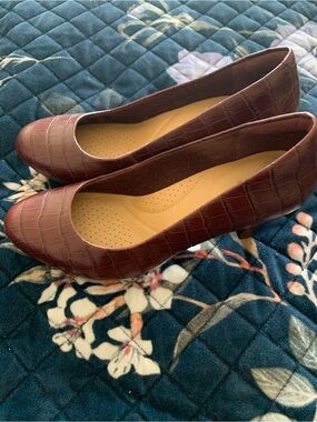 Clarks Women's Croc-Embossed Ballet Flats in Burgundy